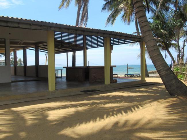 Ranveli Beach Hotel Dehiwala-Mont Lavinia Extérieur photo