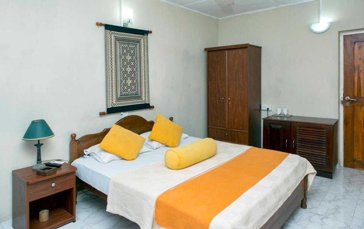 Ranveli Beach Hotel Dehiwala-Mont Lavinia Extérieur photo