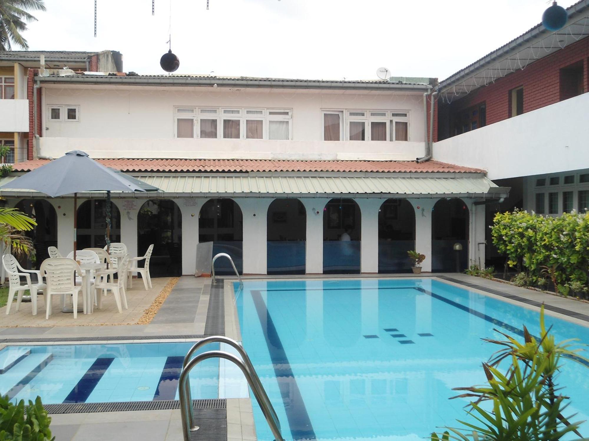 Ranveli Beach Hotel Dehiwala-Mont Lavinia Extérieur photo